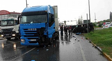 Kırmızı ışık ihlali yapan tır VİP tur araçlarına çarptı: 2'si turist 3 yaralı