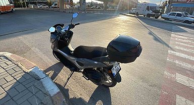 Kırmızı ışıkta duran motosiklete otomobil çarptı: 1 polis yaralandı