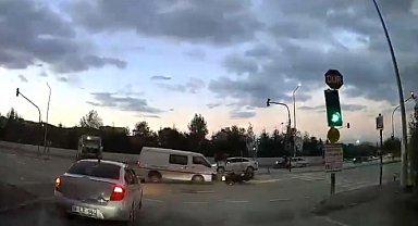 Kırmızı ışıkta geçen kamyonet motosiklete çarptı: Sürücü yerde sürüklendi