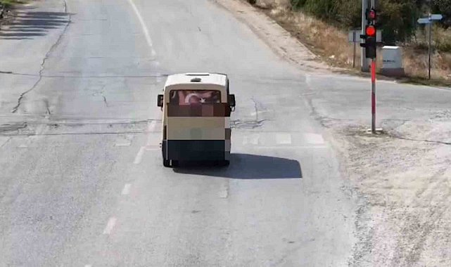 Kırmızı ışıkta geçip polisleri görünce yön değiştiren sürücü polis dronundan kaçamadı