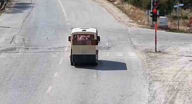 Kırmızı ışıkta geçip polisleri görünce yön değiştiren sürücü polis dronundan kaçamadı