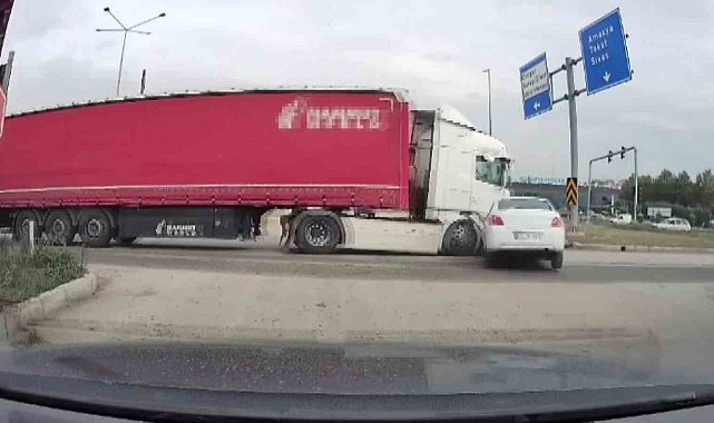 Kırmızı ışıkta kavşağa dalan tır otomobile çarptı: 2 yaralı