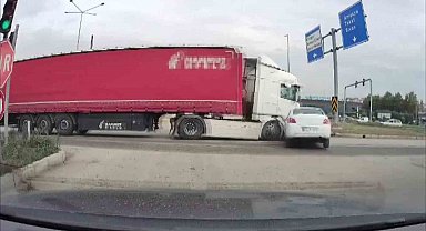 Kırmızı ışıkta kavşağa dalan tır otomobile çarptı: 2 yaralı