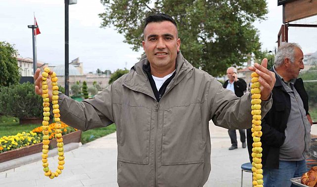 Kışın habercisi olan şifa kaynağı alıç, tezgahlardaki yerini aldı