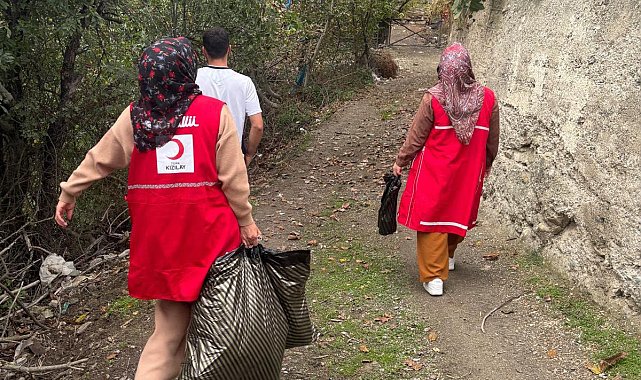 Kızılay'dan çocuklara oyuncak ve giysi yardımı