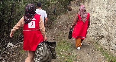 Kızılay'dan çocuklara oyuncak ve giysi yardımı