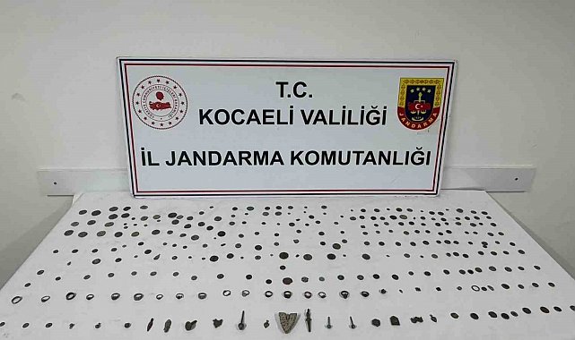 Kocaeli'de araçta 271 tarihi eser ele geçirildi