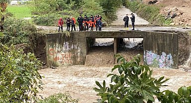 Kocaeli'de dereye düşen araç ve kayıp olduğu değerlendirilen kişi aranıyor
