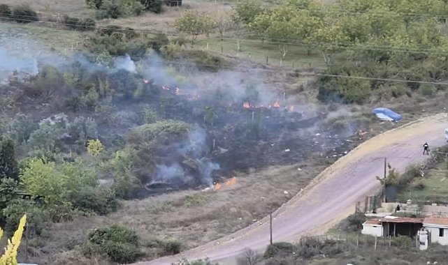 Kocaeli'de mezarlık yakınındaki yeşillik alanda yangın çıktı