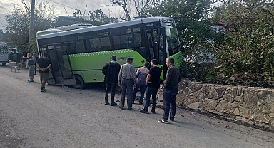 Kocaeli'de özel halk otobüsü duvara çarptı: 10 yaralı