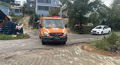 Kocaeli'de sele kapılan cipte kaybolan 2 kişiyi arama çalışmaları sürüyor
