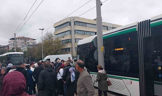 Kocaeli'de tramvayın çarptığı 2 kadından biri ağır yaralandı