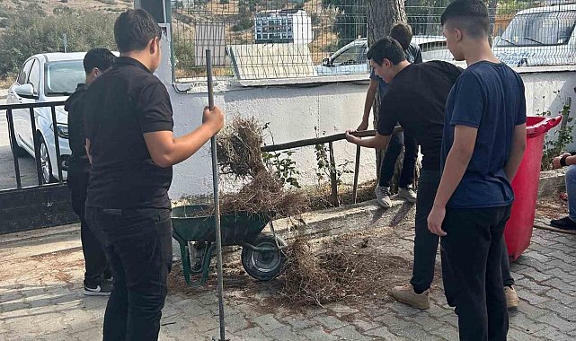 Koçarlı'da öğrenciler okul bahçesini temizleyerek çevre duyarlılığına dikkat çekti