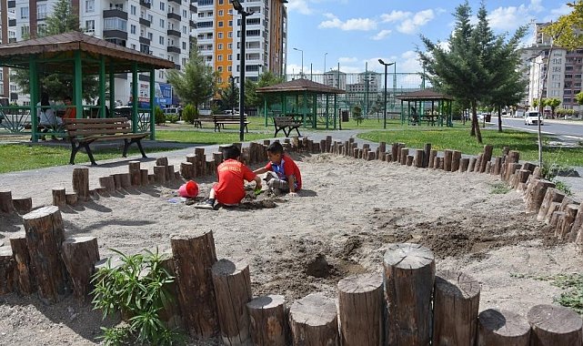 Kocasinan'da parklar, çocuklara toprakla vakit geçirme fırsatı sunuyor