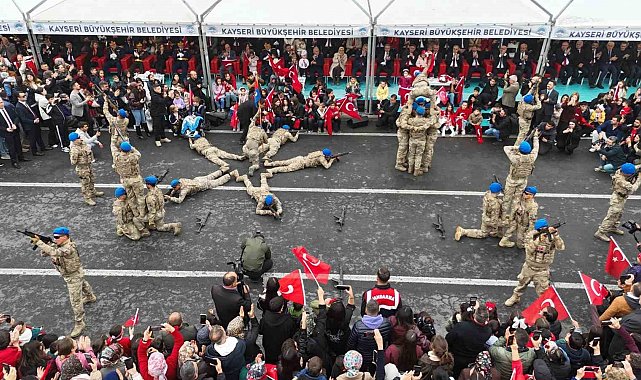 Komandoların gösterisi Cumhuriyet Bayramı kutlamalarına damga vurdu