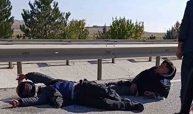 Kontrolden çıkan motosiklet orta refüje çarptı, 2 yaralı