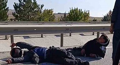 Kontrolden çıkan motosiklet orta refüje çarptı, 2 yaralı