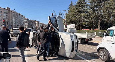 Kontrolden çıkan otomobil araçlara çarpıp ardından yan yattı