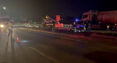 Kontrolden çıkan otomobil refüje ve direklere çarptı: 1 yaralı