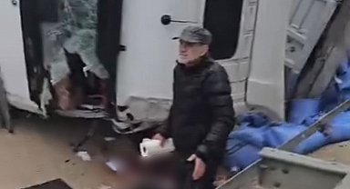 Kontrolden çıkan tırın şoförü ağır yaralandı