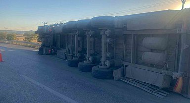 Konya'da pancar yüklü tır devrildi: 1 yaralı
