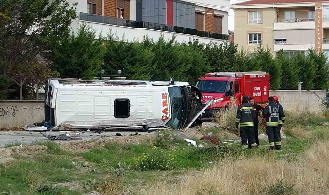 Konya'da servis minibüsü ile otomobil çarpıştı: 9 yaralı