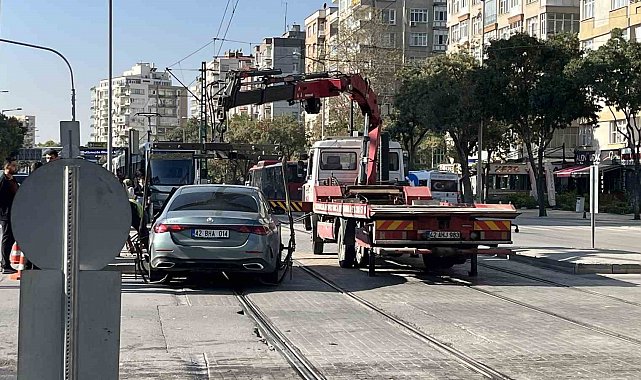 Konya'da tramvay seferini durduran kaza