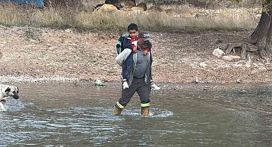 Köprü yıkılınca evladını her gün sırtında taşıyıp ırmaktan geçiriyor