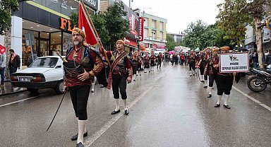 Kozan'da 10. İsmet Atlı Karakucak Güreşleri yağmura rağmen kortej yürüyüşüyle başladı