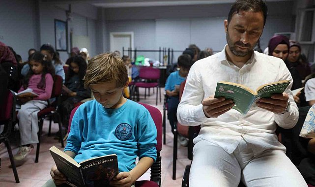 Kozan'da aileler çocuklarıyla birlikte ekranı kapatıp kitap okudu