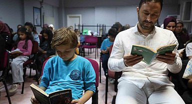 Kozan'da aileler çocuklarıyla birlikte ekranı kapatıp kitap okudu