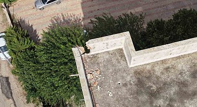 Kozan'da apartmana düşen yıldırımın oluşturduğu hasar dronla görüntülendi