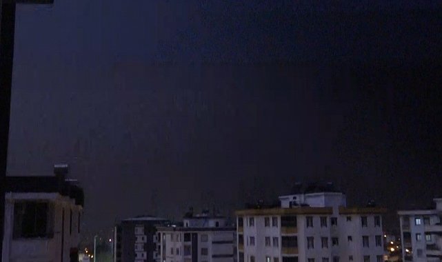 Kozan'da yıldırımın düşme anı kamerada
