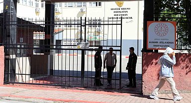 KPSS sınavı yapılan okulda kilitli kalan vatandaş kurtarıldı
