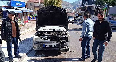 KPSS'ye giren gencin park ettiği otomobilden alevler yükseldi, yangını polisler söndürdü