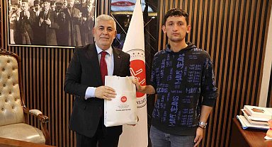 KPSS'ye girerken tezgahına bıraktığı not ile gündem olan simitçiye anlamlı kabul