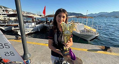 Küçük yaşına rağmen, şampiyonluk kupasını Marmaris'e getirdi