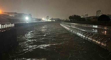 Küçükçekmece'de Ayamama Deresi taşma noktasına geldi