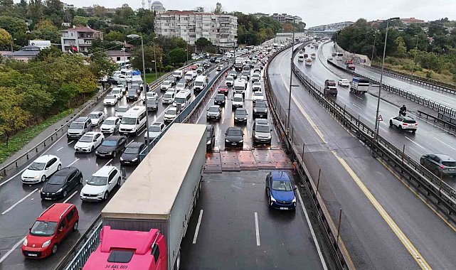 Küçükçekmece'de D-100'e derz kasisi konuldu, yağmurla birlikte trafik durma noktasına geldi