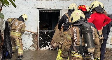 Küçükçekmece'de evi suyu basan adam itfaiye ekipleri tarafından kurtarıldı