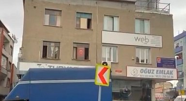 Küçükçekmece'de iki katlı binanın çatısı alevlere teslim oldu