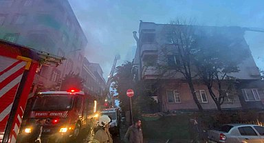 Küçükçekmece'de iş yerinin çatısı alevlere teslim oldu
