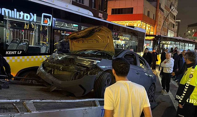 Küçükçekmece'de otomobil minibüse çarptı: 2 yaralı