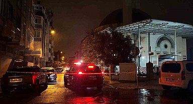 Küçükçekmece'de yağış sonrası minareden kurşun levhalar düştü, sokak trafiğe kapatıldı