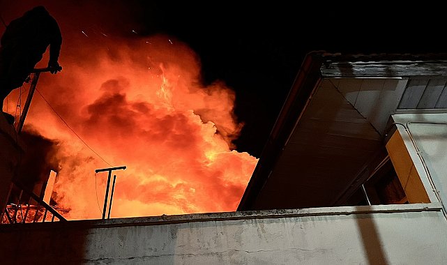 Kula'da gece saatlerinde yangın paniği: Yanan ev kullanılamaz hale geldi