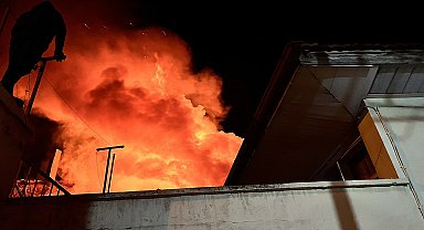 Kula'da gece saatlerinde yangın paniği: Yanan ev kullanılamaz hale geldi