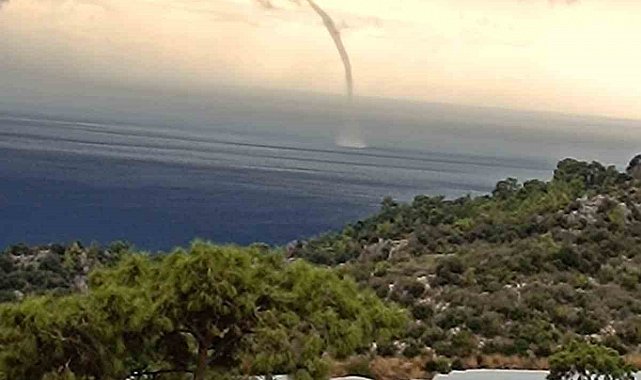 Kumluca'da sağanak etkili oldu, denizde çıkıp karaya ulaşan hortum seralara zarar verdi