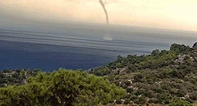 Kumluca'da sağanak etkili oldu, denizde çıkıp karaya ulaşan hortum seralara zarar verdi