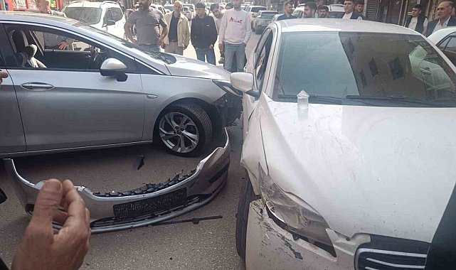 Kurtalan'da trafik kazasında araçlarda maddi hasar meydana geldi