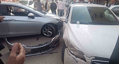 Kurtalan'da trafik kazasında araçlarda maddi hasar meydana geldi